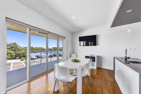 Aloha Waterfront Properties - Tourism Noosa 20