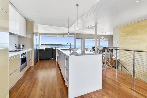 Aloha Waterfront Properties - Tourism Noosa 5