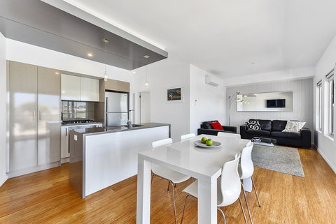 Aloha Waterfront Properties - Tourism Noosa 18