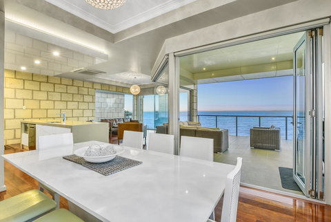 Aloha Waterfront Properties - Tourism Noosa 9