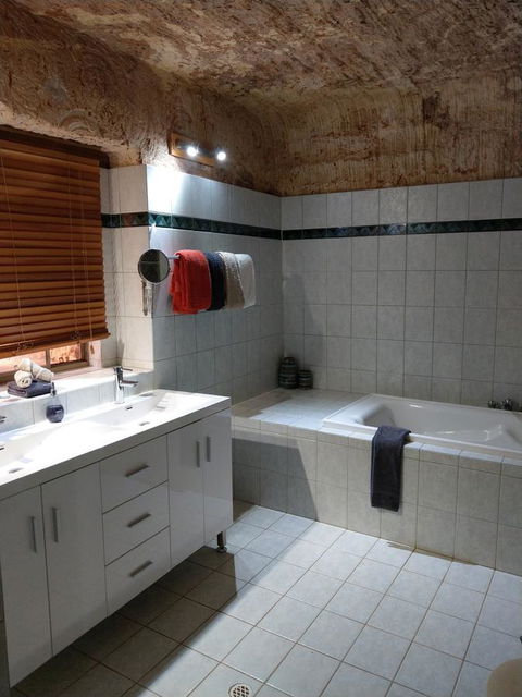 Zen Underground B&B - Tourism Noosa 3