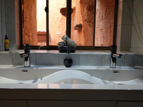 Zen Underground B&B - Tourism Noosa 6