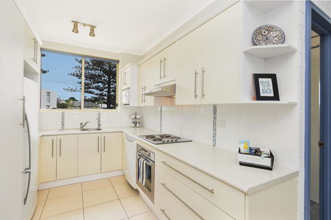 The Dolphins Beachfront Apartments - Tourism Noosa 12