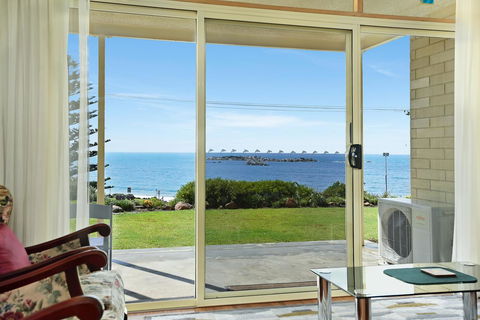 The Dolphins Beachfront Apartments - Tourism Noosa 6