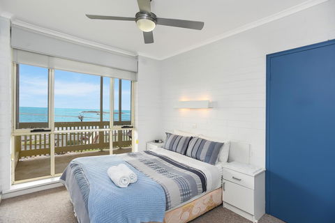 The Dolphins Beachfront Apartments - Tourism Noosa 14
