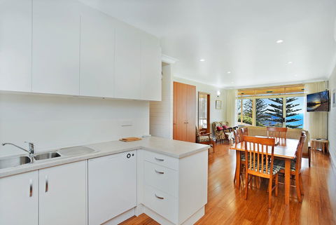 The Dolphins Beachfront Apartments - Tourism Noosa 4