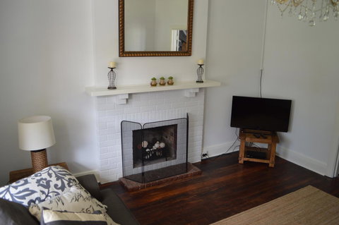 Two Cow Cottage Bed & Breakfast - Tourism Noosa 11