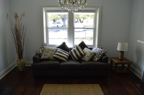 Two Cow Cottage Bed & Breakfast - Tourism Noosa 14