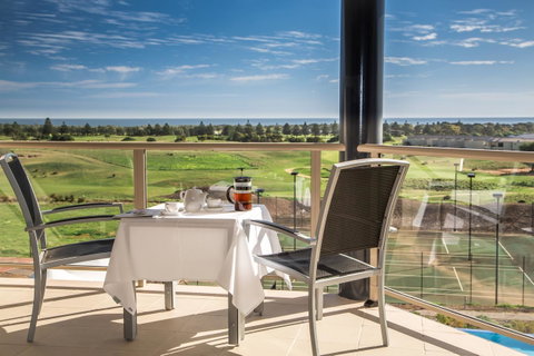 Lady Bay Hotel - Tourism Noosa 1