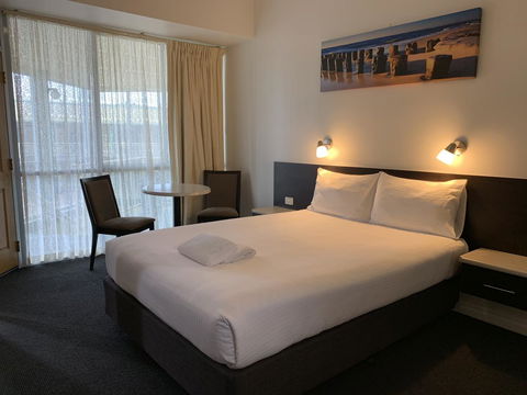 Hilton Beachfront Motel - Tourism Noosa 1