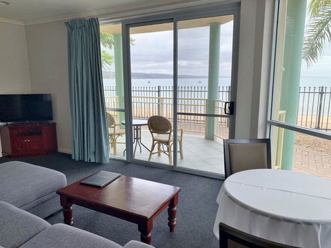 Hilton Beachfront Motel - Tourism Noosa 3
