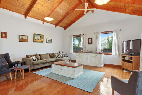 The Log Cabin - 47 Jetty Road - Tourism Noosa 4