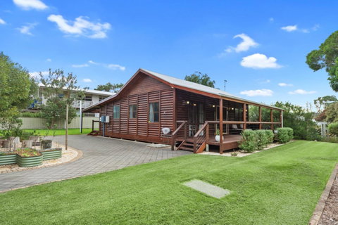 The Log Cabin - 47 Jetty Road - Tourism Noosa 13