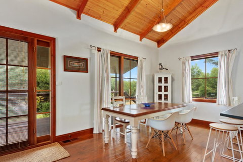 The Log Cabin - 47 Jetty Road - Tourism Noosa 5