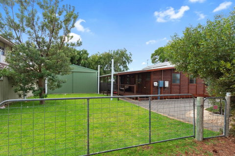 The Log Cabin - 47 Jetty Road - Tourism Noosa 6