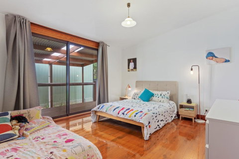 The Log Cabin - 47 Jetty Road - Tourism Noosa 11