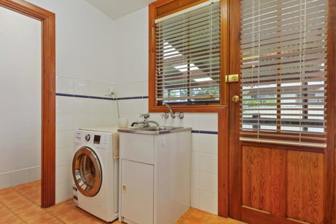 The Log Cabin - 47 Jetty Road - Tourism Noosa 7
