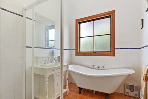 The Log Cabin - 47 Jetty Road - Tourism Noosa 3