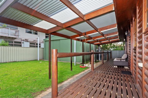 The Log Cabin - 47 Jetty Road - Tourism Noosa 9