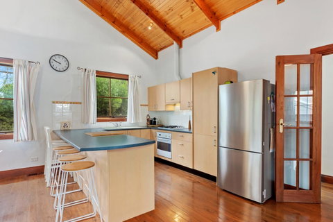 The Log Cabin - 47 Jetty Road - Tourism Noosa 10