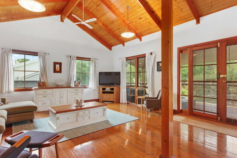 The Log Cabin - 47 Jetty Road - Tourism Noosa 1