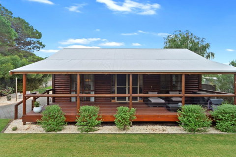 The Log Cabin - 47 Jetty Road - Tourism Noosa 0