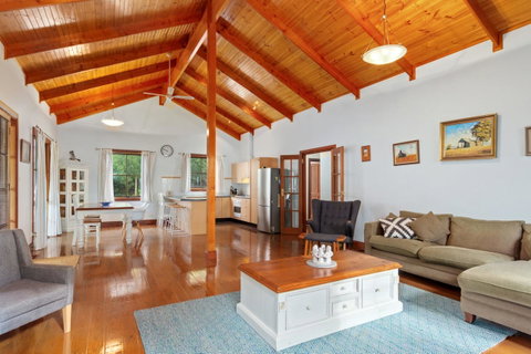 The Log Cabin - 47 Jetty Road - Tourism Noosa 8