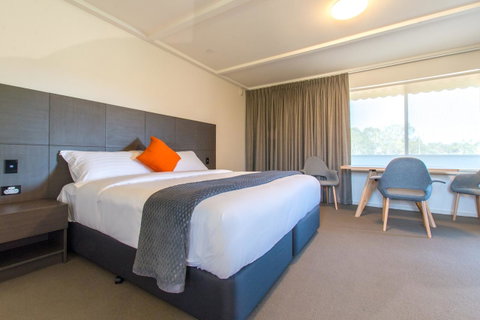 Mick O\'Sheas - Tourism Noosa 0