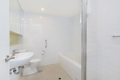 Beachside Luxury & Comfort, Ocean Views In Glenelg - Tourism Noosa 19