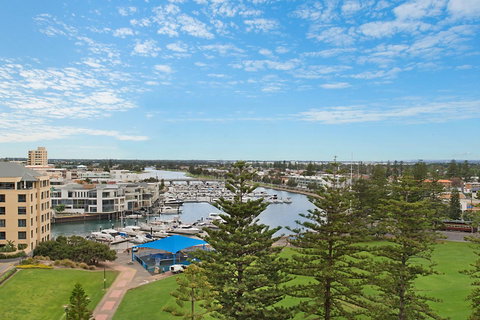 Beachside Luxury & Comfort, Ocean Views In Glenelg - Tourism Noosa 4