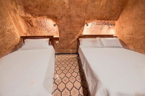 The Underground Motel - Tourism Noosa 6