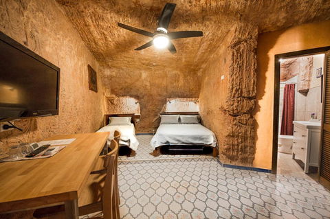 The Underground Motel - Tourism Noosa 9