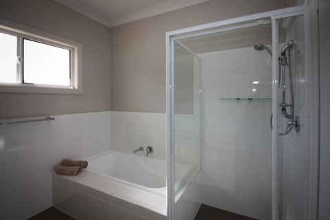 Waterfront On Osprey - Tourism Noosa 21