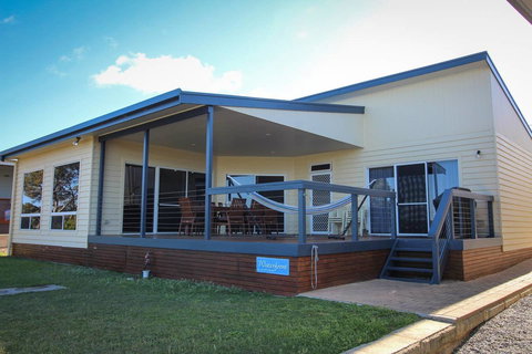 Waterfront On Osprey - Tourism Noosa 18