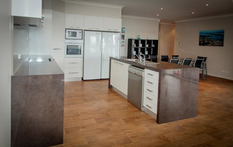 Waterfront On Osprey - Tourism Noosa 8