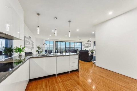 BENGALEE EXECUTIVE TOWNHOUSE- MODERN & STYLISH - Tourism Noosa 7