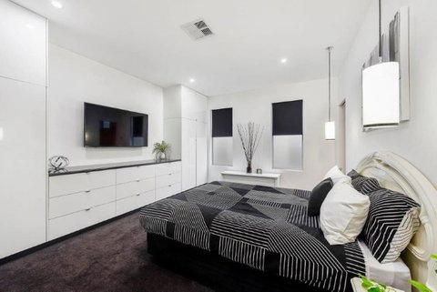 BENGALEE EXECUTIVE TOWNHOUSE- MODERN & STYLISH - Tourism Noosa 11