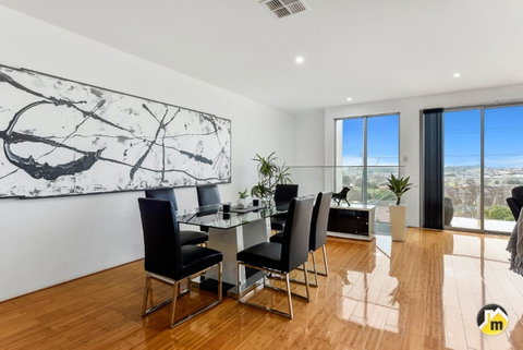 BENGALEE EXECUTIVE TOWNHOUSE- MODERN & STYLISH - Tourism Noosa 13