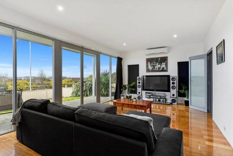 BENGALEE EXECUTIVE TOWNHOUSE- MODERN & STYLISH - Tourism Noosa 6