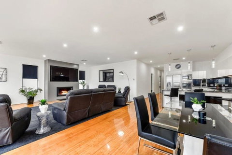 BENGALEE EXECUTIVE TOWNHOUSE- MODERN & STYLISH - Tourism Noosa 3