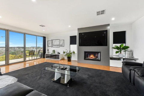 BENGALEE EXECUTIVE TOWNHOUSE- MODERN & STYLISH - Tourism Noosa 5