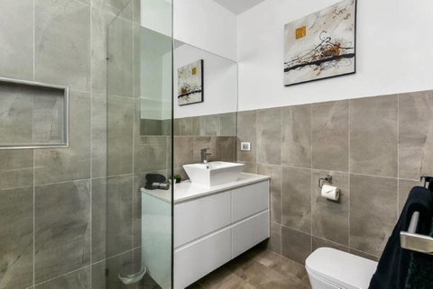 BENGALEE EXECUTIVE TOWNHOUSE- MODERN & STYLISH - Tourism Noosa 14