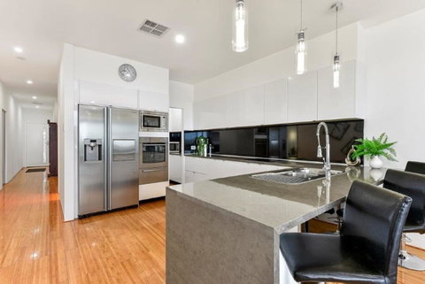 BENGALEE EXECUTIVE TOWNHOUSE- MODERN & STYLISH - Tourism Noosa 4