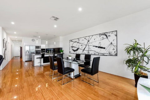 BENGALEE EXECUTIVE TOWNHOUSE- MODERN & STYLISH - Tourism Noosa 12