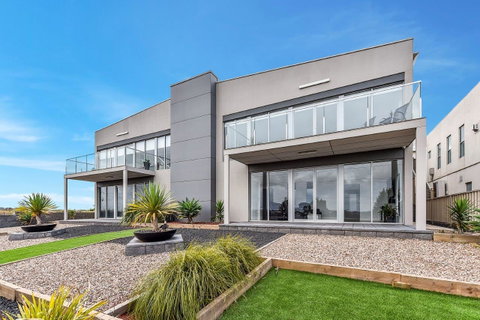 BENGALEE EXECUTIVE TOWNHOUSE- MODERN & STYLISH - Tourism Noosa 1