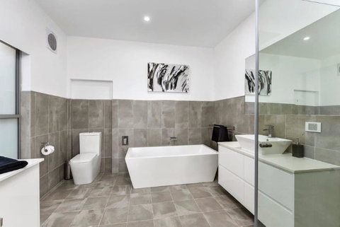 BENGALEE EXECUTIVE TOWNHOUSE- MODERN & STYLISH - Tourism Noosa 8