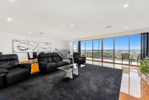 BENGALEE EXECUTIVE TOWNHOUSE- MODERN & STYLISH - Tourism Noosa 0