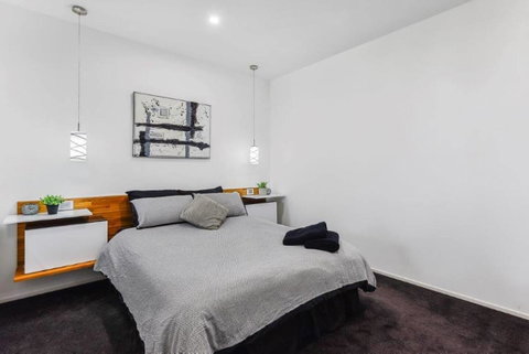 BENGALEE EXECUTIVE TOWNHOUSE- MODERN & STYLISH - Tourism Noosa 9