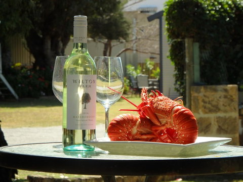 Lazy Lobster Holiday Units & Chalets - Tourism Noosa 0