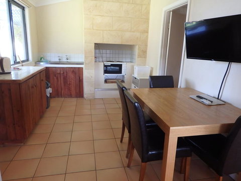 Lazy Lobster Holiday Units & Chalets - Tourism Noosa 4